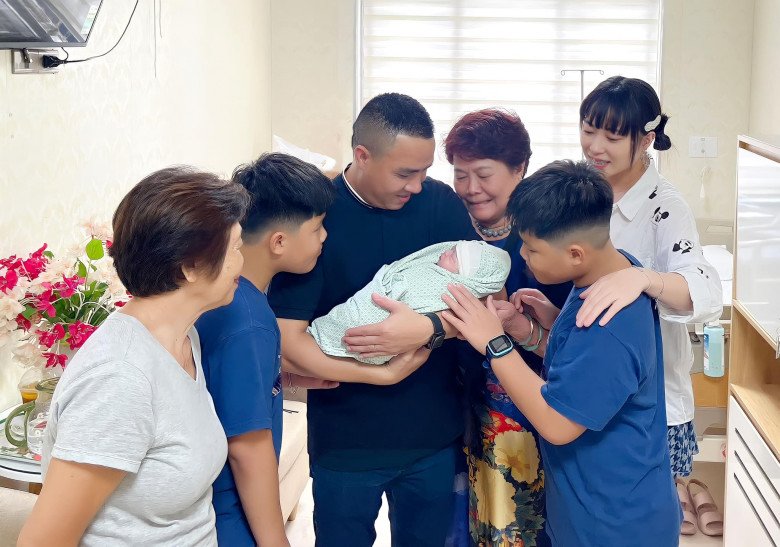 Niềm hạnh phúc khi gia đình được đón thành viên mới.