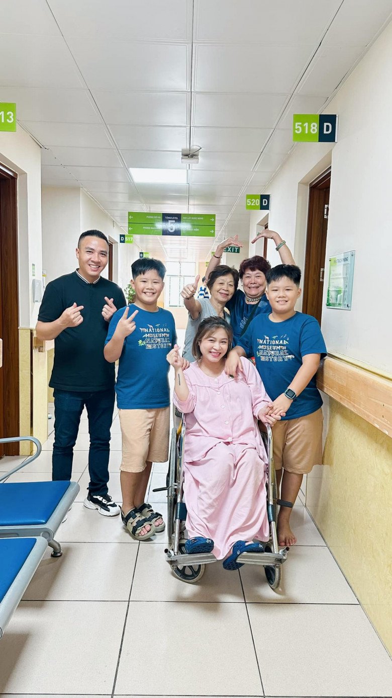 Cả nhà có mặt đưa cô đi đẻ. 