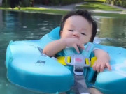 Cường Đôla cho con trai 4 tháng tuổi đi bơi, chiếc phao chống lật xịn sò gần 1 triệu đồng thu hút sự chú ý của mẹ bỉm