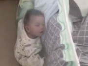Làm mẹ - Mẹ để con 1 tuổi tự ngủ trên giường, khi quay lại cảnh tượng khiến mẹ cười xong liền ân hận