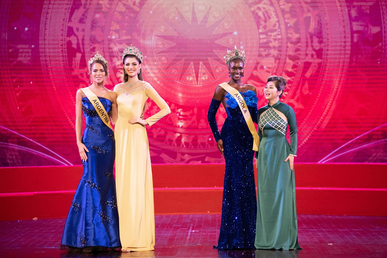 View - Trao sash Miss Grand International 2023: Lê Hoàng Phương tinh tế, nhiều thí sinh suýt vấp ngã