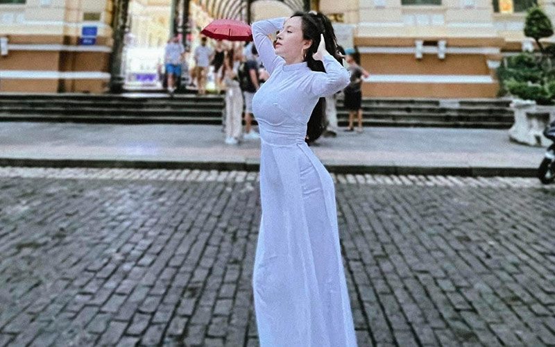 Bà Tưng Huyền Anh mới đây gây ấn tượng với chiếc áo dài trắng nữ sinh. Cô nàng diện tà áo thanh xuân để đi đến những cảnh đẹp của Thành Phố. 
