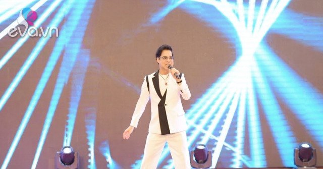 View - "Ông hoàng nhạc sến” Ngọc Sơn làm xao xuyến khán giả Hải Phòng