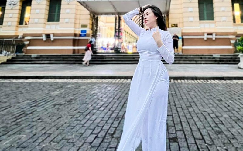 Khoảnh khắc hot girl thả dáng với áo dài thướt tha được người qua đường chú ý. Đây là tà áo dài trắng đồng phục mà bao thế hệ nữ sinh của Việt Nam đều quen thuộc. 
