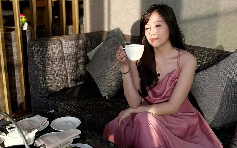 Bà Tưng Huyền Anh đi trà chiều với mẫu đầm lụa màu hồng pastel, kín đáo mà vẫn tôn được là da trắng hồng, đây là tông màu nịnh da mà các nàng không nên bỏ qua. 
