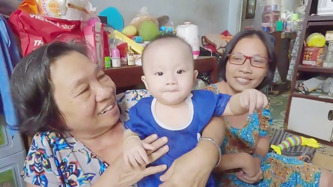 Bé Châu ngày càng kháu khỉnh, làm chỗ dựa tinh thần cho chị Thảo.