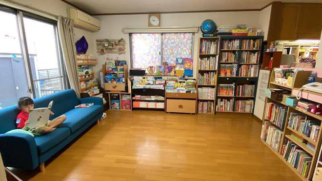 View - Em bé Việt ở Nhật nổi tiếng có căn phòng chứa nghìn cuốn sách, ước với mẹ một ngày đọc sách 24H vì ngủ thật lãng phí