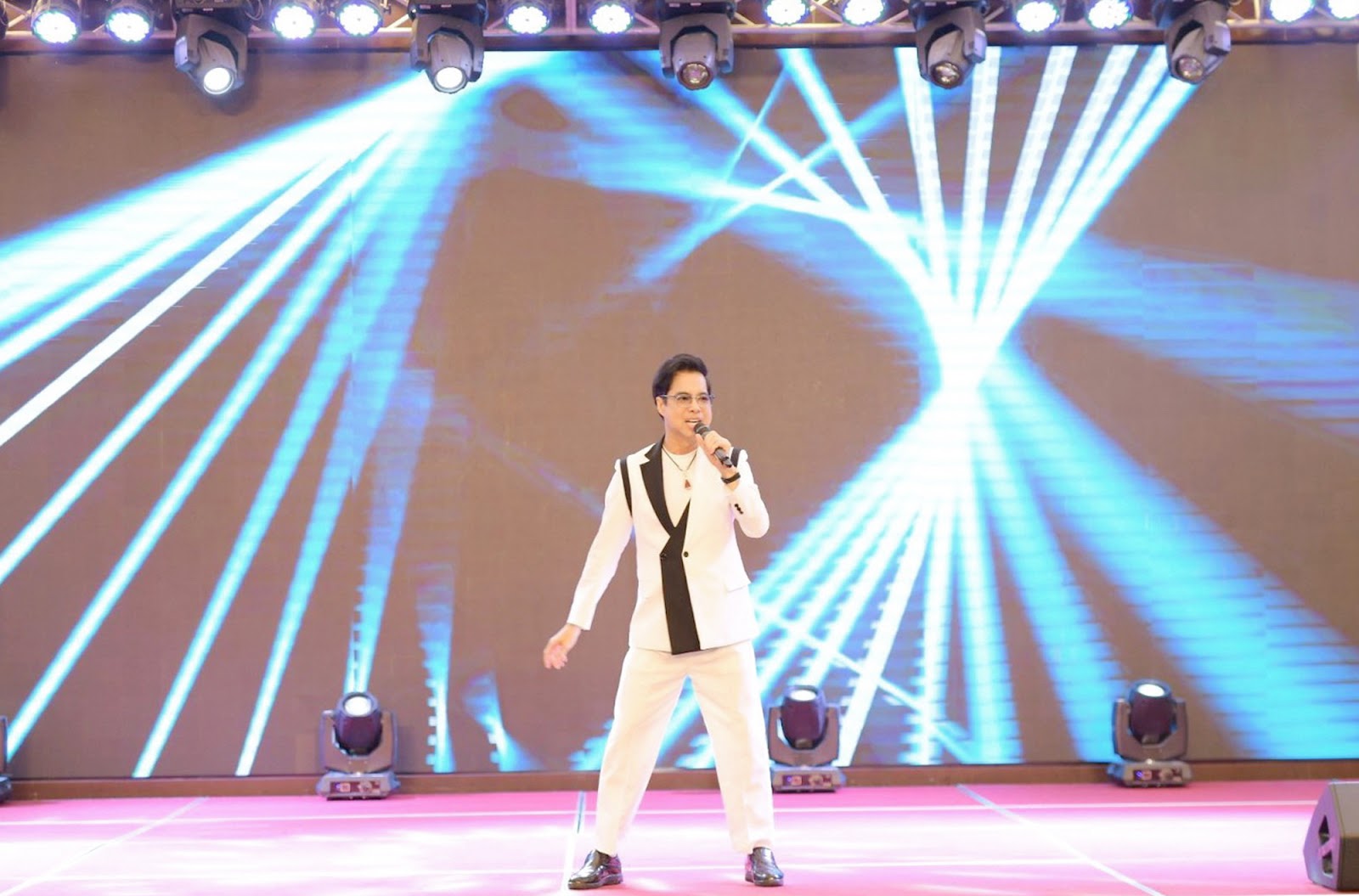 View - "Ông hoàng nhạc sến” Ngọc Sơn làm xao xuyến khán giả Hải Phòng