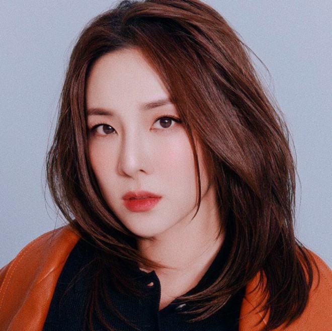 View - Sandara Park (2NE1): Quý cô trẻ mãi không già của Kbiz, từng có tuổi thơ cơ cực, bố tù tội, chụp hình nóng kiếm tiền