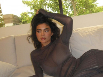 Nữ tỷ phú giữ đường cong siêu thực ngỡ như bơm độn bằng cách nhiều phụ nữ Việt hay làm