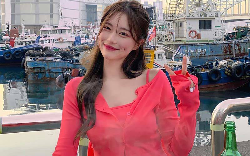 Ro Junghwa sinh ngày 12/12/1995, cô hiện đang là người mẫu kiêm kols về thời trang làm đẹp đình đám khắp các mặt báo Châu Á. 
