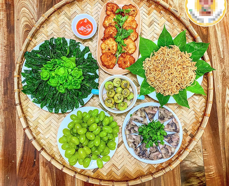 Bữa cơm này ngon miệng với nem bì thính, giò xào, chả mực, rau cải chíp luộc, cà muối.
