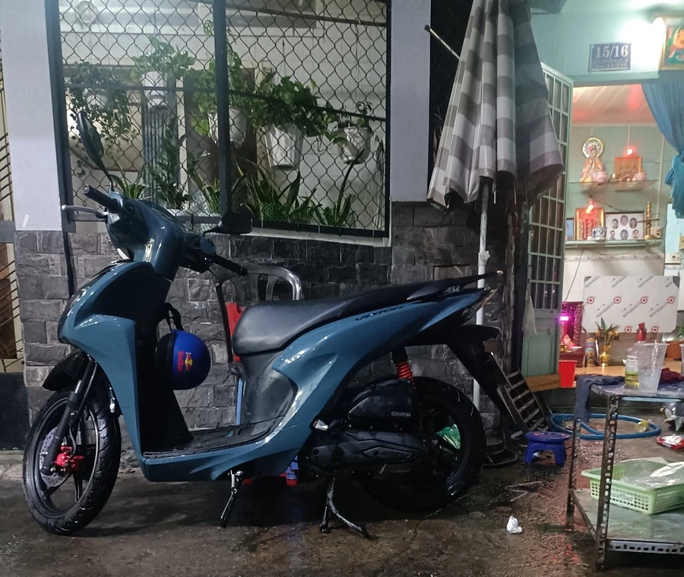 Chiếc xe Huyền Trân chạy ra khỏi nhà