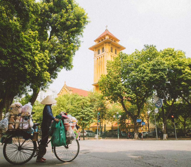 Những gánh hàng rong cũng thong thả hơn trong cái lạnh đầu mùa.
