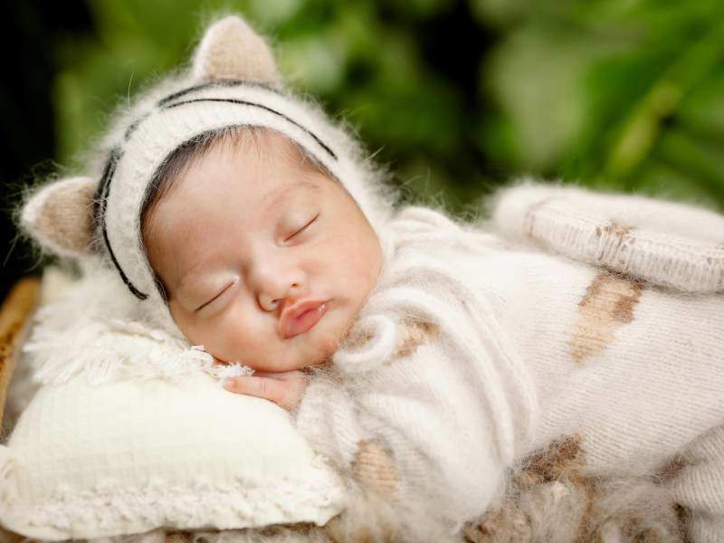Đặc biệt, bé Lisa nhà Khánh Thi có nhiều biểu cảm dễ thương và được khen xinh như thiên thần trong bộ ảnh kỷ niệm 1 tháng tuổi.
