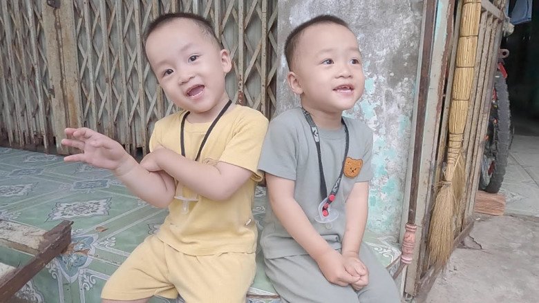 Cặp song sinh Hiếu - Nghĩa.