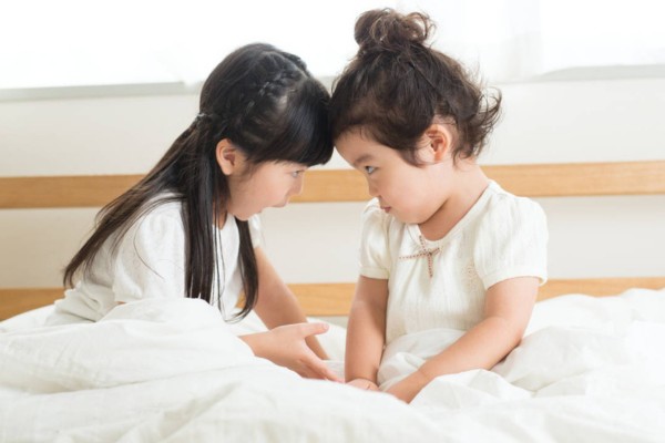 Anh chị em trong nhà ganh tỵ, hơn thua lẫn nhau là tình trạng phổ biến trong nhiều gia đình (Ảnh minh hoạ).