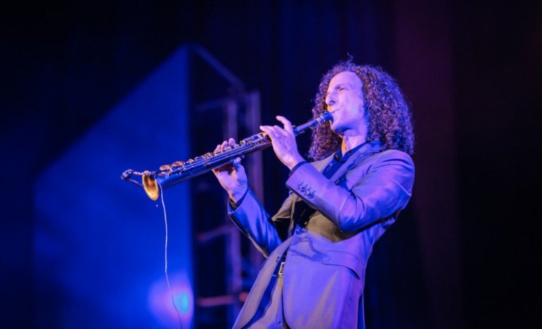 Đối với công chúng Việt Nam, Kenny G là cái tên vô cùng quen thuộc.