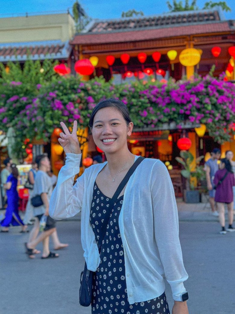 Từ một người không biết mặc váy, Ánh Viên nay đã mặc váy. Cô xuất hiện ở Hội An với gương mặt mộc mạc, mái tóc buộc thấp đơn giản nhưng xinh ngất người.