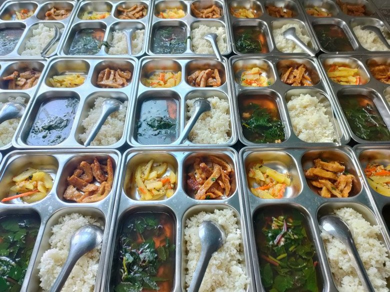Phụ huynh Việt khoe cơm trưa bán trú ở trường tiểu học của con: Suất cơm 17 nghìn đồng rất tươm tất - 7