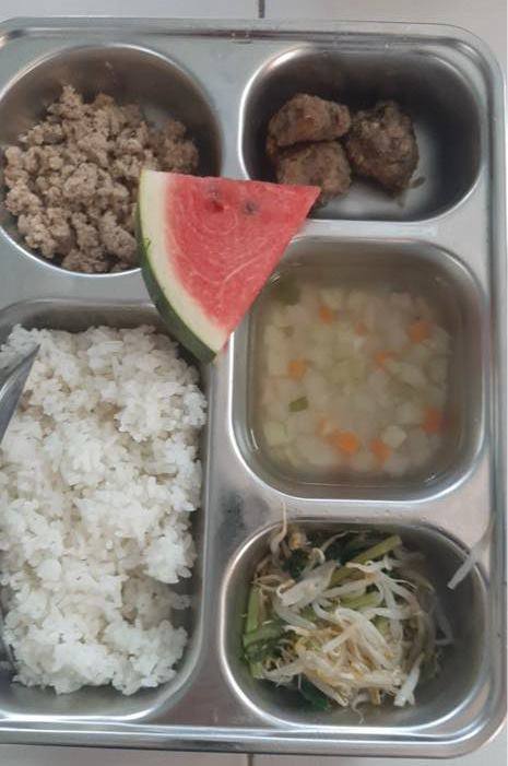 View - Phụ huynh Việt khoe cơm trưa bán trú ở trường tiểu học của con: Suất cơm 17 nghìn đồng rất tươm tất