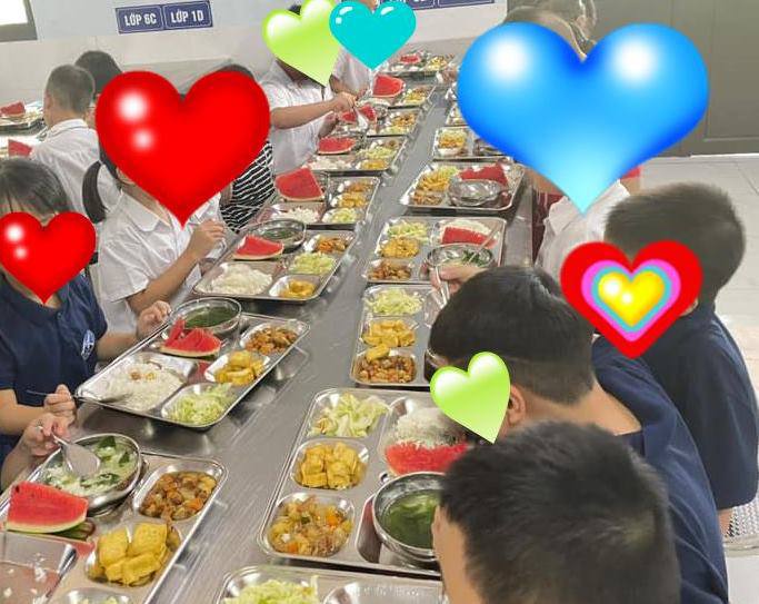 View - Phụ huynh Việt khoe cơm trưa bán trú ở trường tiểu học của con: Suất cơm 17 nghìn đồng rất tươm tất