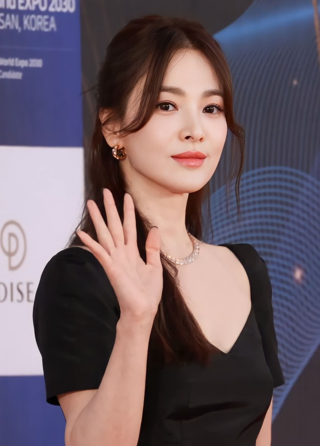 View - Song Hye Kyo - gây sốc với hình ảnh 25 năm trước khi đối diện với fan: Gương mặt trắng bệch như ma