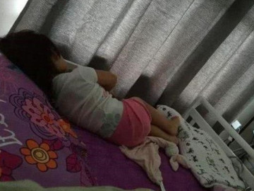 Con 3 tuổi ngủ 1 mình đêm nào cũng nói mơ cứu con, mẹ xem camera giám sát thì bật khóc