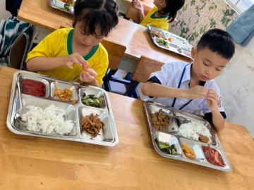 Phụ huynh Việt khoe cơm trưa bán trú ở trường tiểu học của con: Suất cơm 17 nghìn đồng rất tươm tất