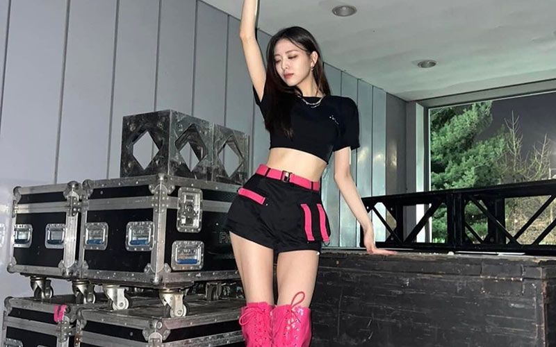 Trong nhóm, Yuna đảm nhận vị trí rap, hát phụ, dancer. Yuna cũng thường được fan gọi là em út của nhóm vì ít tuổi nhất trong 5 thành viên của nhóm.
