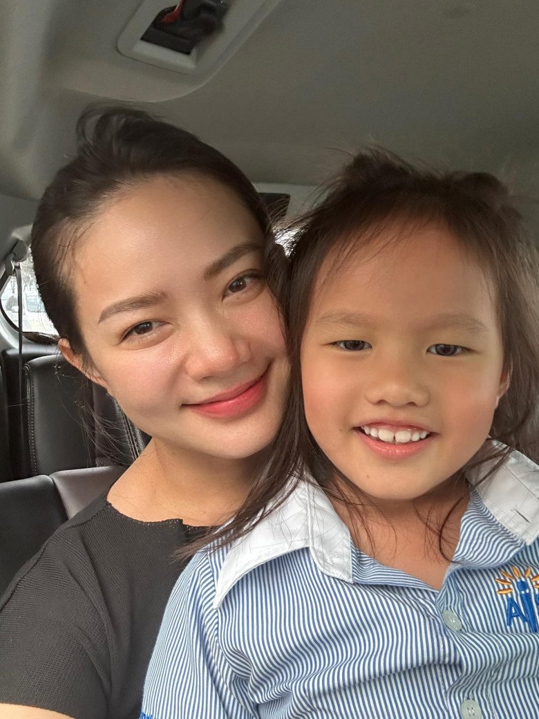 View - Con gái Phan Như Thảo tỏ rõ thái độ yêu bố Đức An hơn mẹ, bắt nguồn từ cảnh nuôi con nhàn như bà hoàng