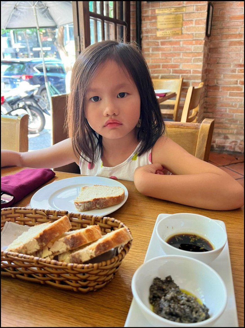 View - Con gái Phan Như Thảo tỏ rõ thái độ yêu bố Đức An hơn mẹ, bắt nguồn từ cảnh nuôi con nhàn như bà hoàng