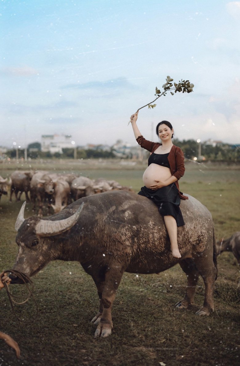 Mượn đàn trâu nhà ông bà ngoại, mẹ bầu hóa thân thành Thị Nở chăn trâu, chụp bộ ảnh để đời - 1