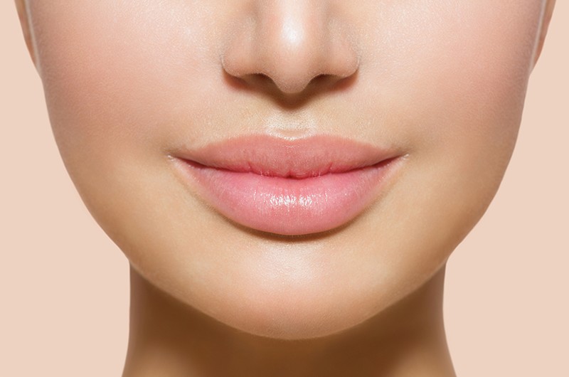 Đôi môi là nơi phản ánh rõ nhất người phụ nữ có khỏe mạnh hay không. Nếu người phụ nữ có môi đỏ, răng trắng có nghĩa là người khỏe mạnh, khí huyết dồi dào.

