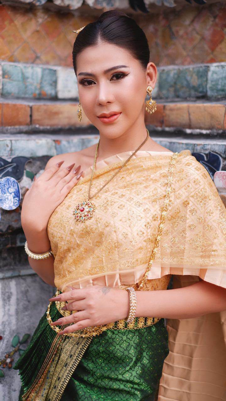 Cô nàng là người chuyển giới từ nam sang nữ.