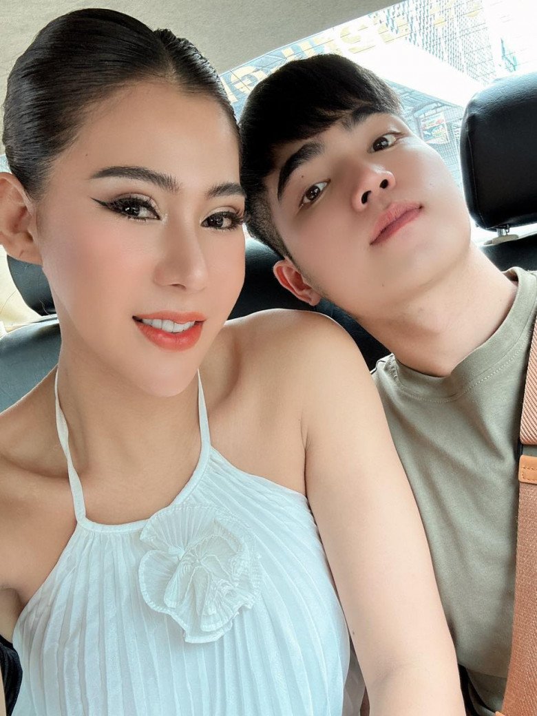 Bức hình Trúc Ly tình tứ bên trai lạ.