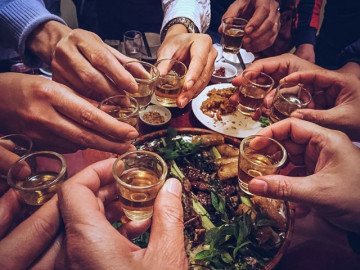 Văn hóa uống rượu của người Hàn Quốc: Không được từ chối, luôn dùng bằng 2 tay