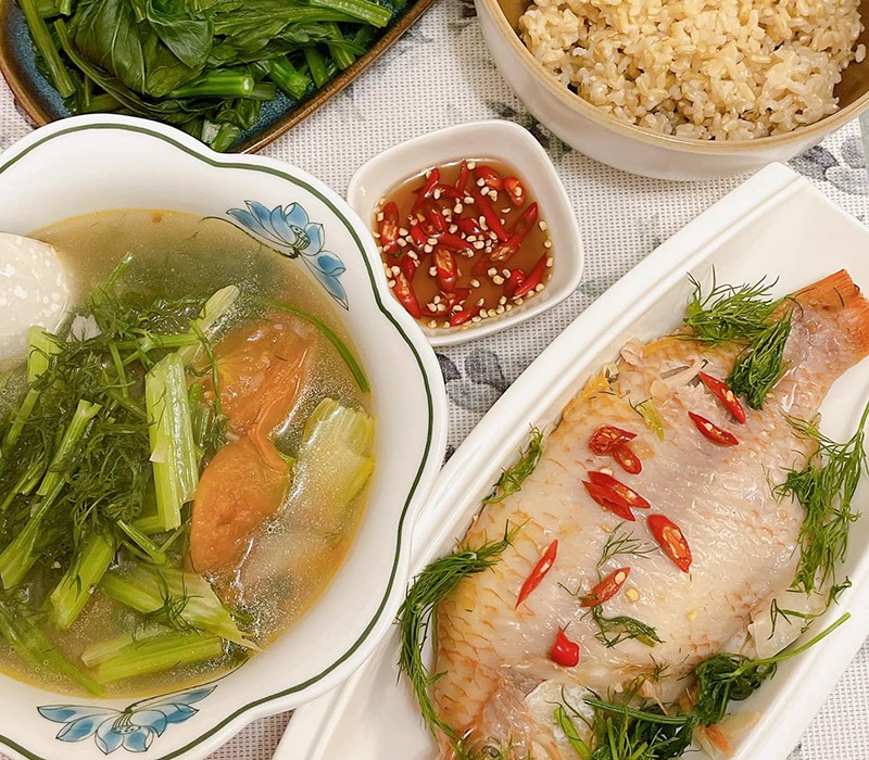 Canh cá diêu hồng - Rau luộc.
