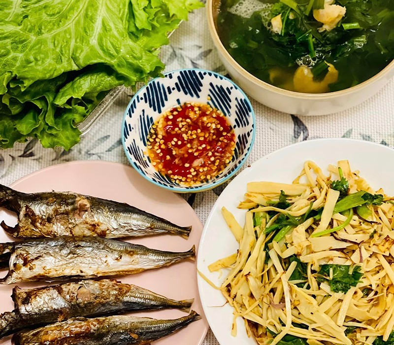 Bữa cơm khiến chị Trúc Nguyễn nhớ quê nhà ở Gia Lai (Việt Nam) nhất gồm: Cá nướng, canh rau nấu tôm khô, măng xào.
