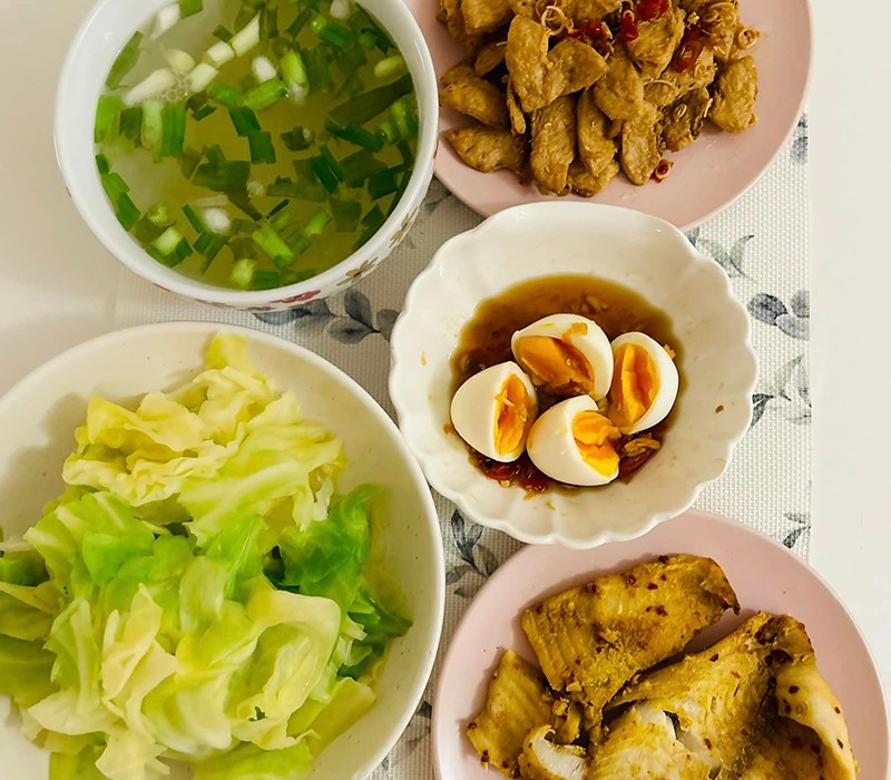 Cá kho - Sườn chay - Rau luộc.
