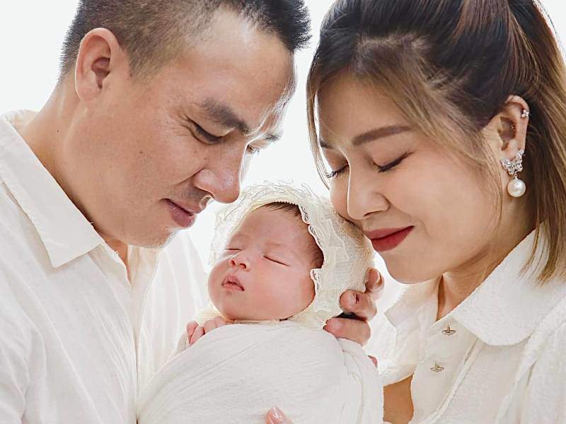 Trên trang cá nhân, MC Hoàng Linh chọn khung hình hạnh phúc của hai vợ chồng và con gái nhỏ làm ảnh đại diện mới cho trang cá nhân. Cô hạnh phúc viết: 'Tình yêu của chúng tôi!'
