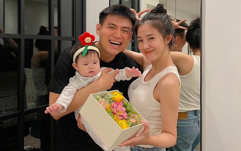 Cô con gái đầu lòng của nàng hot girl đình đám Hà Thành Salim và chồng thiếu gia tập đoàn may mặc tên thật là Hải Đường, nickname là Pamela. Ái nữ chào đời vào đầu tháng 4/2022.
