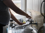 Bà bầu - Lương hưu 14 triệu vẫn lên ở với con trai nhưng mỗi lần rửa bát con dâu rửa lại, còn đuổi khéo tôi về quê