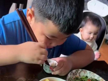 Đi học bị bạn bè chê béo, con trai về nhà ăn cơm bằng cách độc lạ khiến người mẹ rơi nước mắt