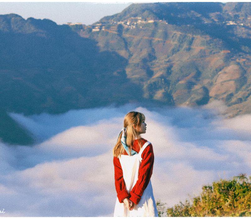 Trên đường chinh phục đỉnh Tà Xùa, bạn gần như có thể dễ dàng bắt gặp hình ảnh những đợt mây mù phủ kín thung lũng.
