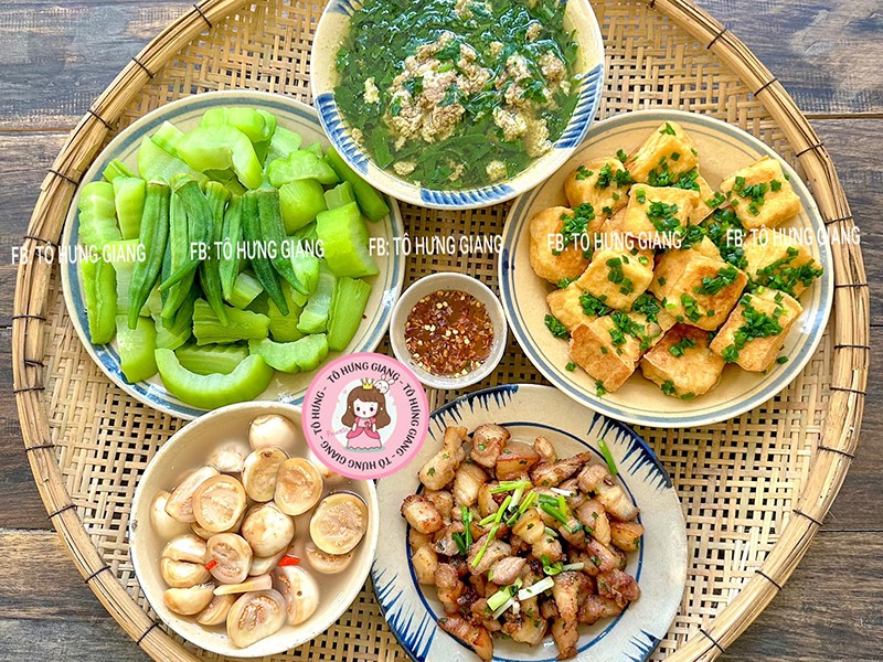 Đậu phụ tẩm hành - Canh cua nấu rau đay - Củ quả luộc - Ba chỉ rang - Cà muối.
