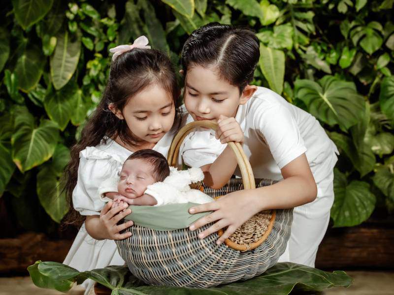 Hiện tại, Khánh Thi - Phan Hiển có 3 nhóc tì là Kubi Minh Cường, Anna Vương Diễm và Lisa Thuỳ Linh. Bé nào bé nấy ngoan ngoãn, khôi ngô và xinh đẹp khiến ai cũng yêu mến.
