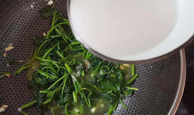 Lá này ở Việt Nam rất sẵn, người Nhật gọi là “rau trường thọ”, từ rễ đến ngọn đều ăn được, nấu kiểu này siêu ngon - 7