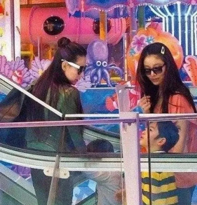 Bức ảnh Lâm Tâm Như và Trương Bá Chi đưa 2 nhóc Lucas và Quintus đi chơi vào năm 2013.