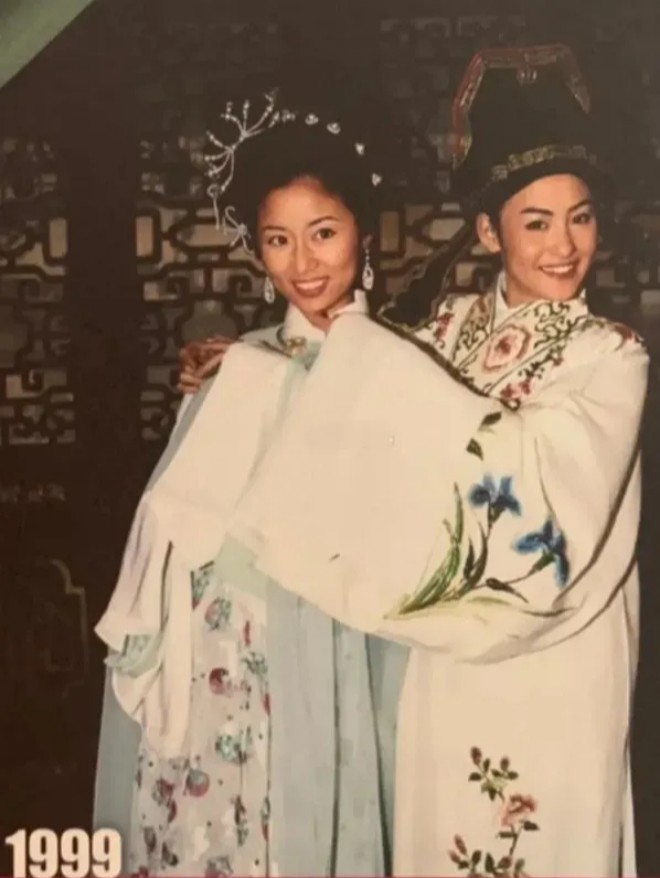 View - Lâm Tâm Như và Trương Bá Chi rủ nhau đưa con đi chơi, hình nhạy cảm của vợ cũ Tạ Đình Phong bị phơi bày